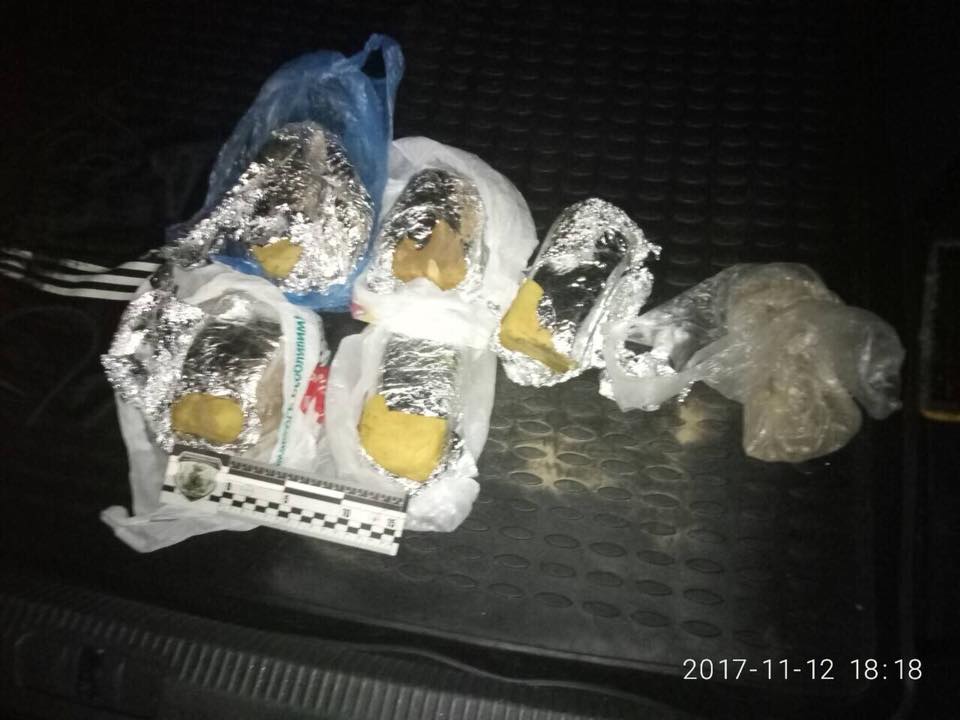Київські поліцейські затримали мукачівців, в автобагажнику яких була вибухівка