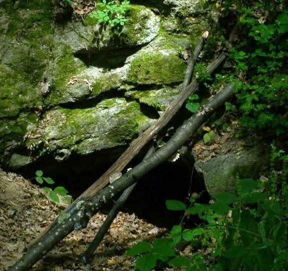 Таинственную пещеру Черной горы в Закарпатье называют Морское око