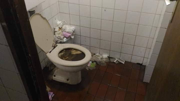 Вилок, Закарпаття. Туалет на кордоні вражає "нічними жахами"