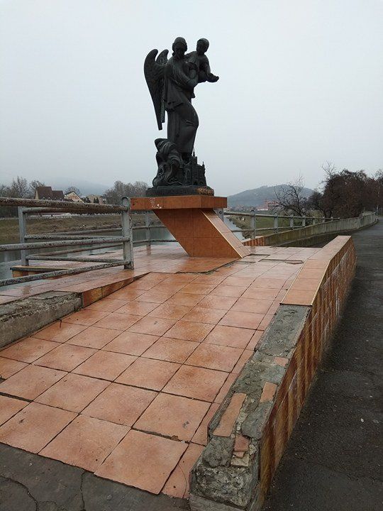 Пам’ятник жертвам руйнівної повені в Мукачеві потерпає від вандалізму