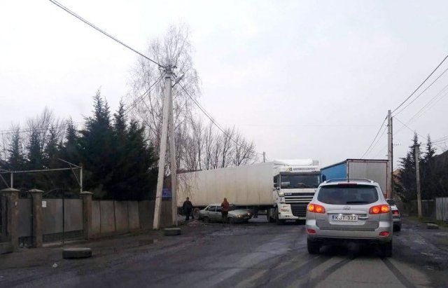 ДТП у Мукачеві: вантажівка протаранила ВАЗ