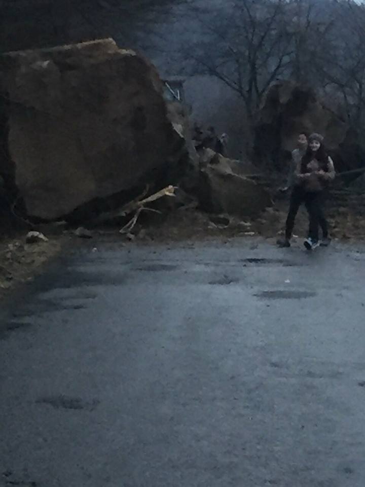Закарпаття. Частина скелі обвалилася над дорогою до гірського села