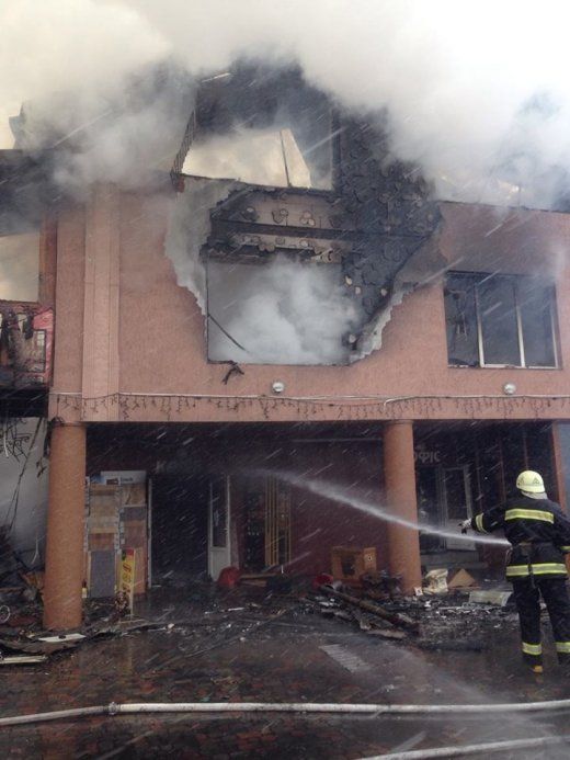 Закарпаття. Триває ліквідація пожежі в 4-поверховому торговому центрі на Тячівщині