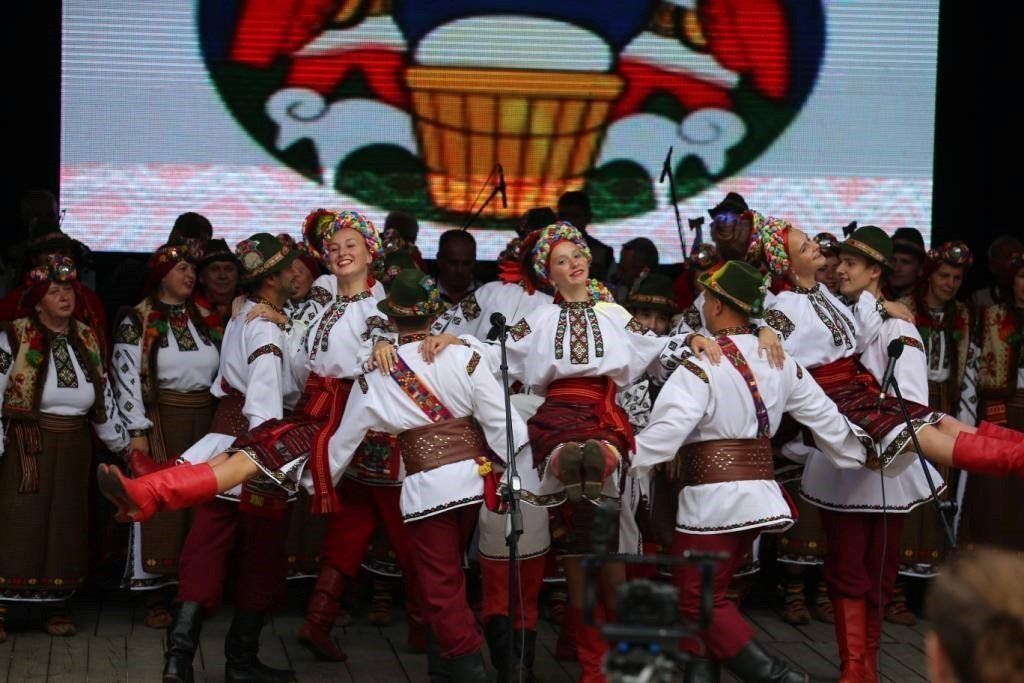 Вже кілька десятків років на Рахівщині існує народний самодіяльний ансамбль пісні та танцю з незвичною для таких колективів назвою - "Лісоруб". 