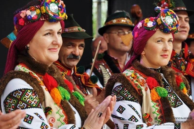 Вже кілька десятків років на Рахівщині існує народний самодіяльний ансамбль пісні та танцю з незвичною для таких колективів назвою - "Лісоруб". 