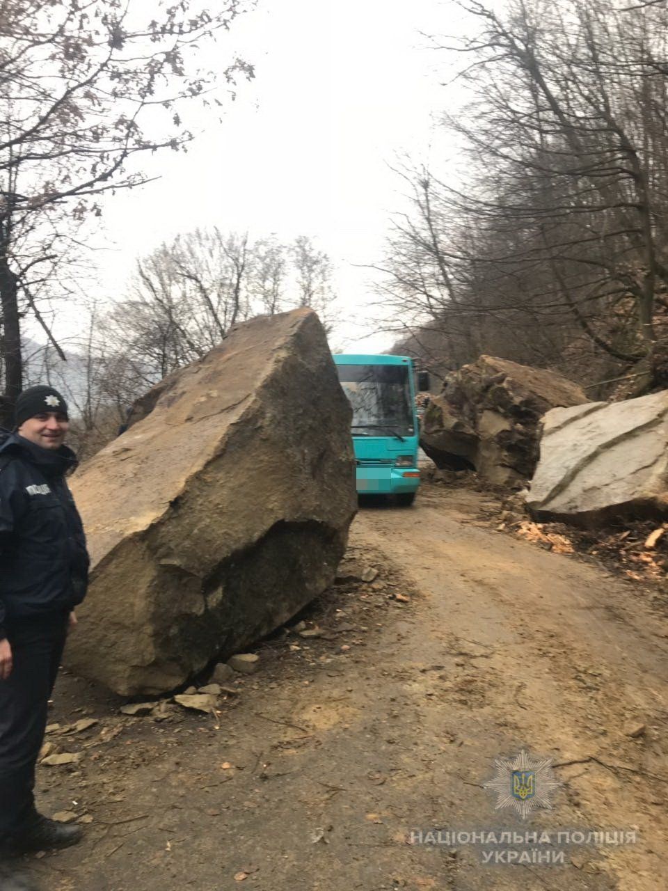 Поліцейські забезпечили охорону громадського порядку та безперешкодний рух транспорту на місці зсуву грунту на Тячівщині.