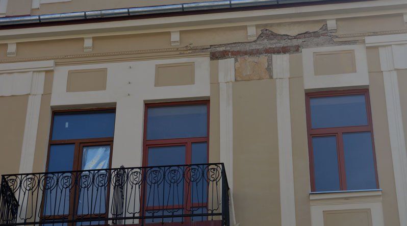 В Ужгороді руйнується нещодавно відремонтований будинок