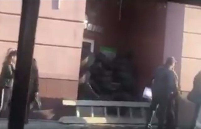 Входи до пограбованого банку в центрі Мукачева заклали шинами