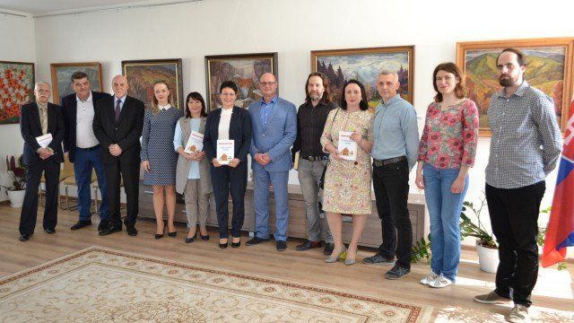 В Ужгороді презентували новий підручник словацької мови для студентів