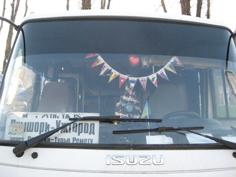 Салон автобуса «Ужгород – Лумшори» прикрашений новорічним дощиком, іграшками та ялинкою.