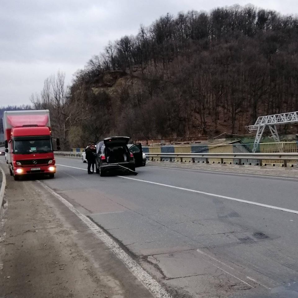 Закарпаття: колесо відвалилося на ходу у "маршрутки" на Мукачівщині