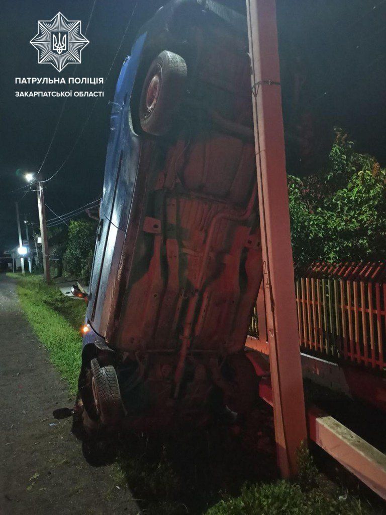 Удивительное ДТП возле Ужгорода: Автомобиль застрял в вертикальном положении