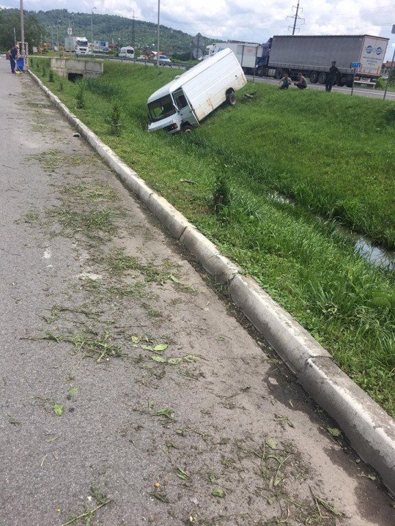 В Мукачево на выезде ДТП - как автомобиль вылетел с дороги никто не понял 