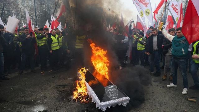 Градус накаляется: Протесты фермеров в Варшаве перешли в столкновения с полицией 