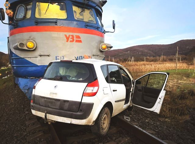 Смертельное ДТП в Закарпатье: Renault рванул прямо под поезд
