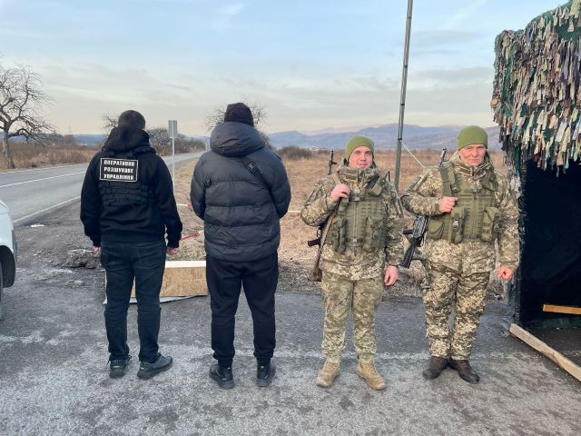 В Закарпатье на границе обломались 5 отчаянных мужиков 