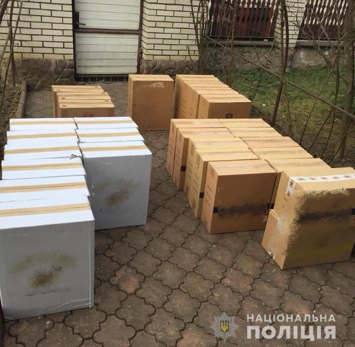 Поліція Закарпаття вилучила партію товарів без акцизних марок у місті Свалява та на Виноградівщині