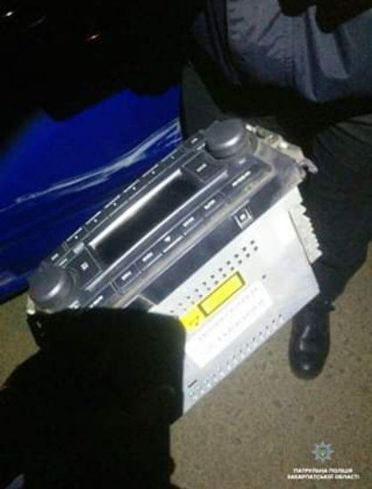 В Ужгороді патрульні виявили кількох осіб, з, імовірно, викраденими автомагнітолами
