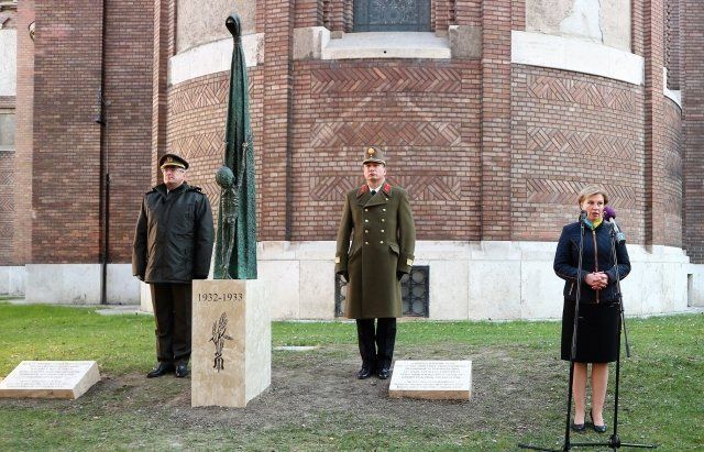 Памятник жертвам Голодомора, который открыли в Венгрии, создали закарпатцы