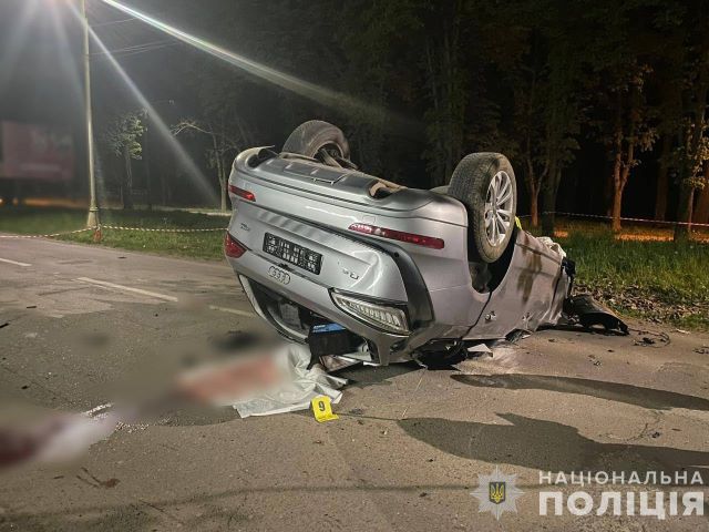 Слетел с дороги, врезался в дерево: Жуткое ДТП с опрокидыванием в Ужгороде - погибли люди 