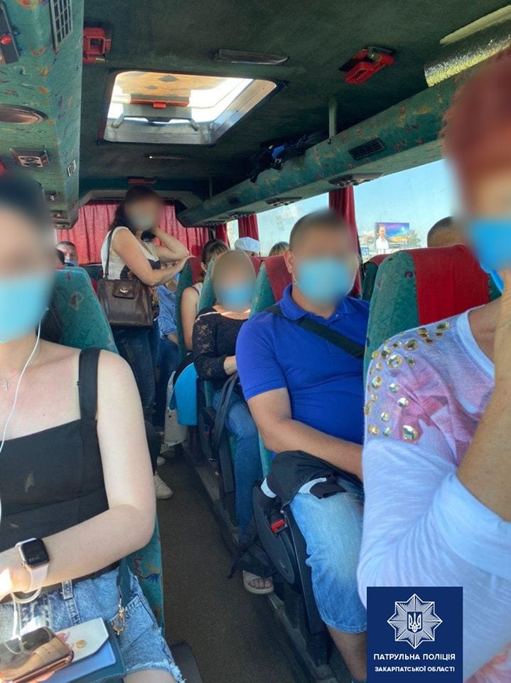 Пофигизм поражает: На въезде в Ужгород остановили забитую маршрутку