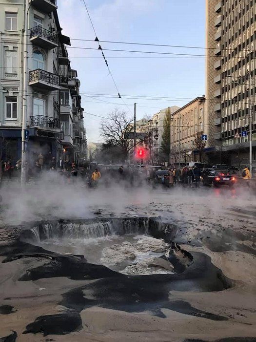 В центре Киева провалился асфальт, две машины ушли под землю