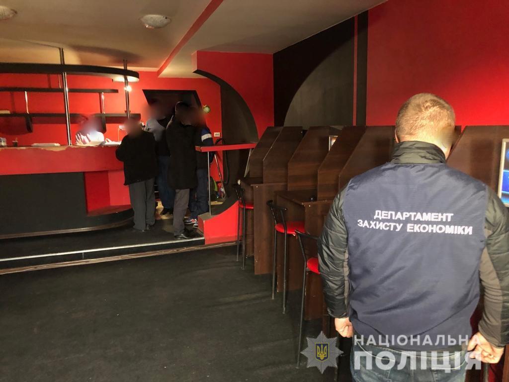 Закарпатська поліція викрила злочинну групу, яка підозрюється у організації незаконного грального бізнесу на території Тячівщини