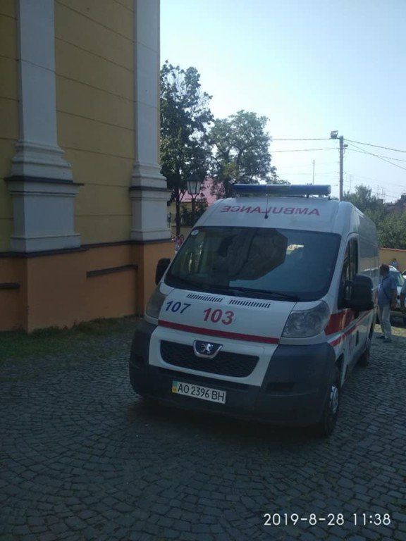 В соцсетях разыскивают семью бедолаги, которого после приступа в Ужгороде сразу увезли в нейрохирургию