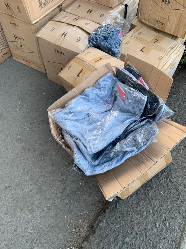 Митники Закарпаття знайшли в автівках 2-х українців 1700 кілограм контрабандного одягу