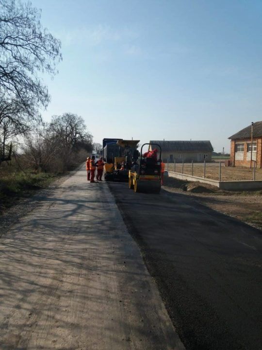На Ужгородщині ремонтують дорогу, що веде до кордону зі Словаччиною