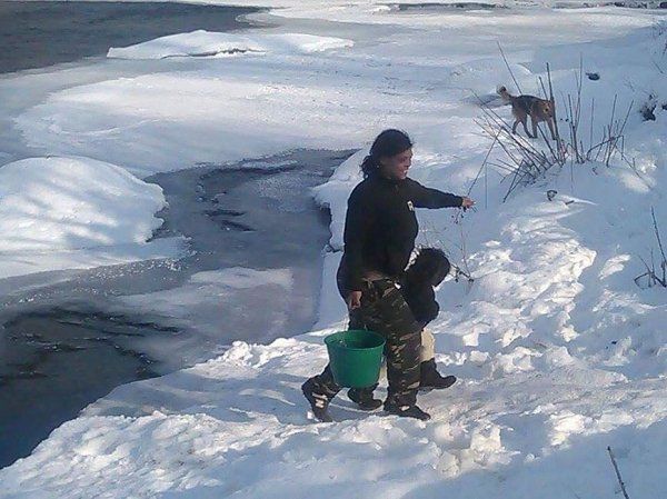 Цыгане на ужгородской "Радванке" вынуждены пить воду из реки