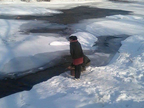 Цыгане на ужгородской "Радванке" вынуждены пить воду из реки