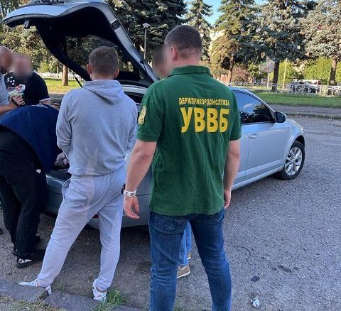 В Закарпатье пограничник за $10 000 вывозил уклонистов через КПП в Словакию