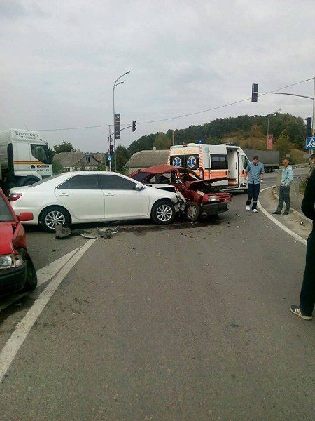 В ДТП на трассе "Киев-Чоп" столкнулись три авто