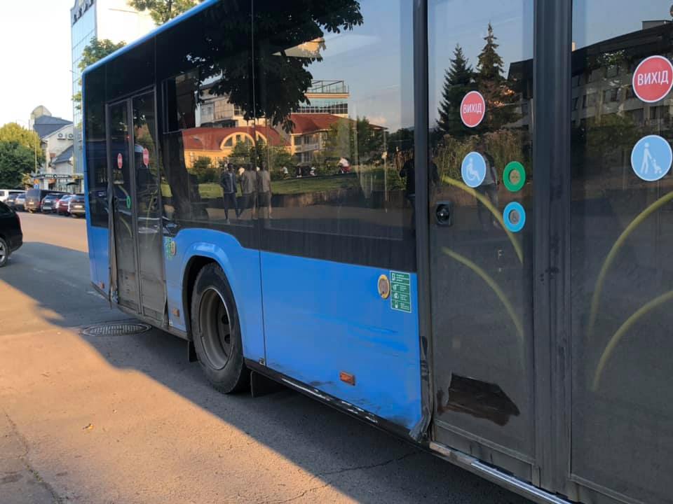 В самом центре Ужгорода водитель внедорожника устроил ДТП с маршруткой 