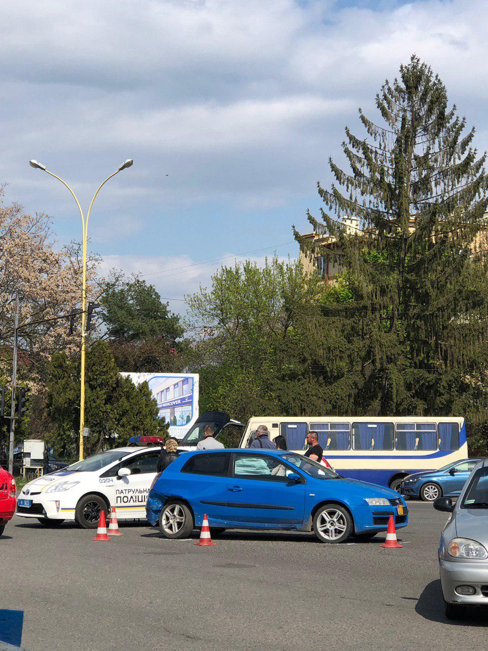 Два легкові автомобілі не змогли "мирно розійтися" біля собору Кирила і Мефодія
