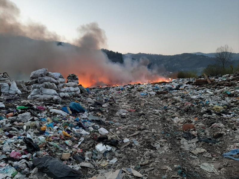 Закарпаття: У Рахові горіло сміттєзвалище — зайнялося на 230 квадратних метрів