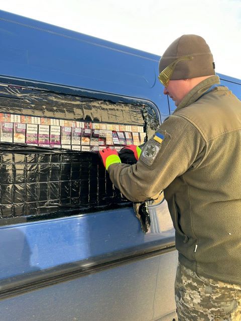 В Закарпатье на границе четырехлапый "таможенник" спалил нафаршированный сигаретами микроавтобус