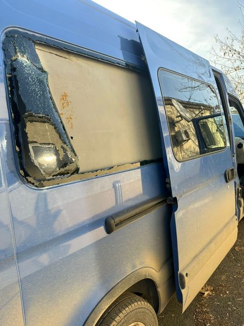 В Закарпатье на границе четырехлапый "таможенник" спалил нафаршированный сигаретами микроавтобус