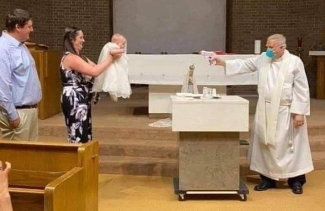 Чудернацький мем від церковників: хрестити дітей допомагають іграшкові пістолети