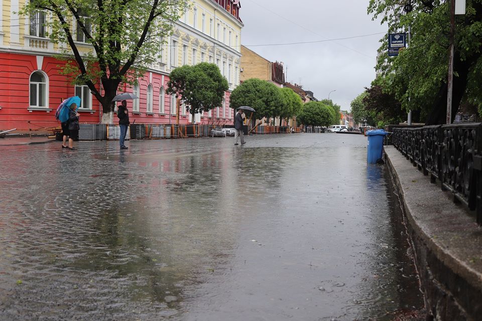 "Нова" площа в Ужгороді опинилася під водою з вини шляховиків-будівельників