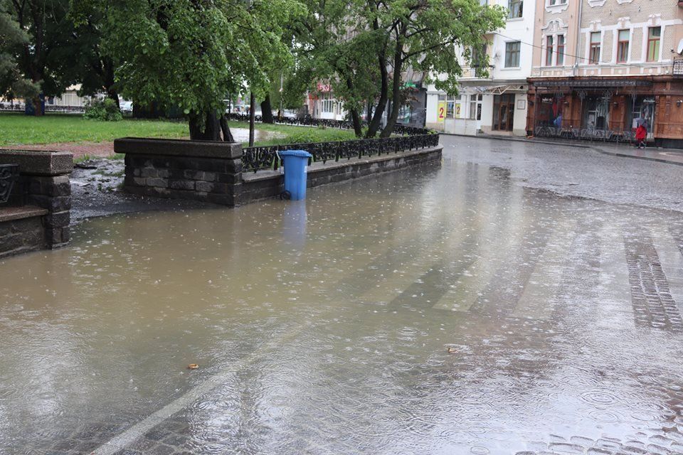 "Нова" площа в Ужгороді опинилася під водою з вини шляховиків-будівельників