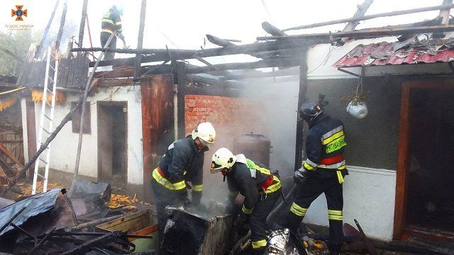 В селе в Закарпатье соседи и пожарные отстояли от огня жилой дом