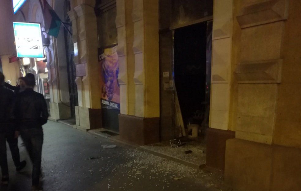 Венгерская полиция эвакуирует жителей Будапешта в квартале, где произошел взрыв
