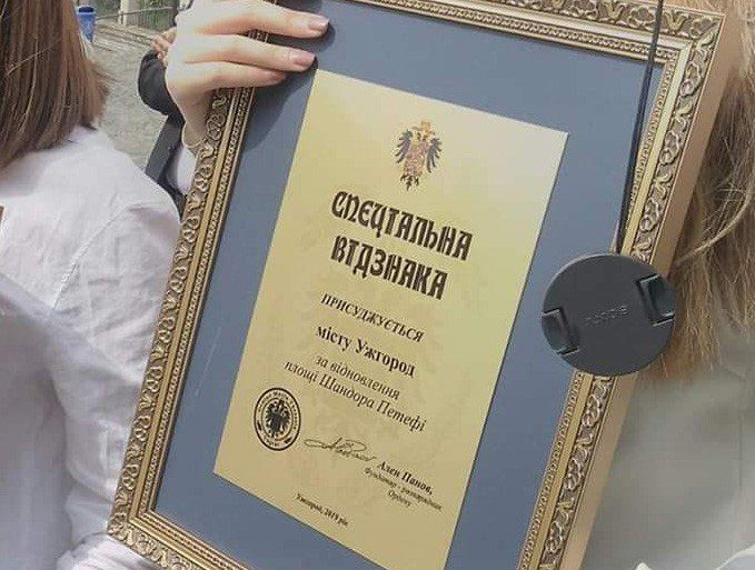 Як міський голова Ужгорода Богдан Андріїв отримав орден за "реконструйовану" площу Шандора Петефі
