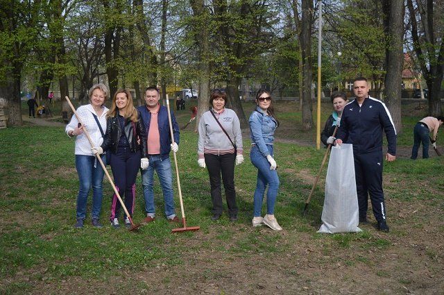 В Ужгороде госслужащие очищали обочины и кюветы вдоль дорог