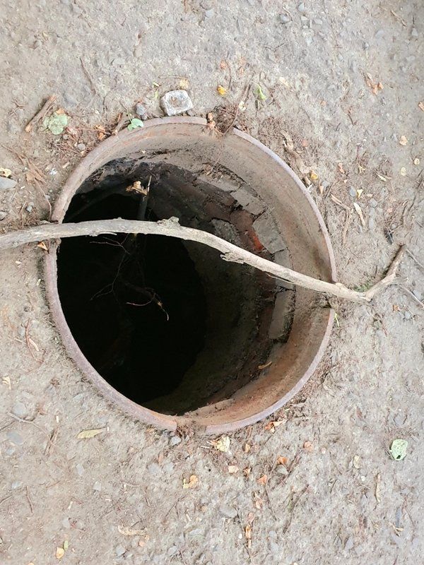 На вулицях в Ужгороді люди провалюються у каналізаційні "дірки"