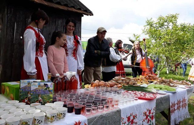 Винороби Закарпаття пригощають "сонячним напоєм" відвідувачів винного фесту на Виноградівщині