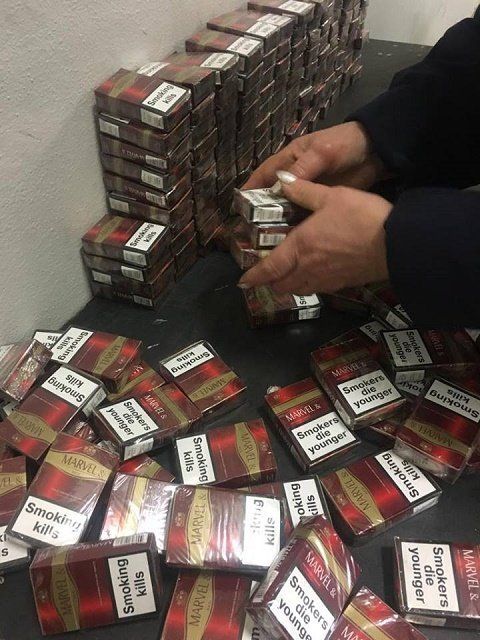 Партию сигарет обнаружили таможенники из Закарпатья в топливном баке «Volkswagen»
