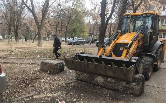 С помощью спецтехники в Ужгороде демонтируют незаконные ограничители движения